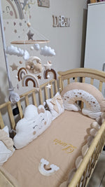 Paracolpi lettino treccia beige con cuscini arcobaleno stelle nuvola e trapuntato per culla neonato unisex con giostrina