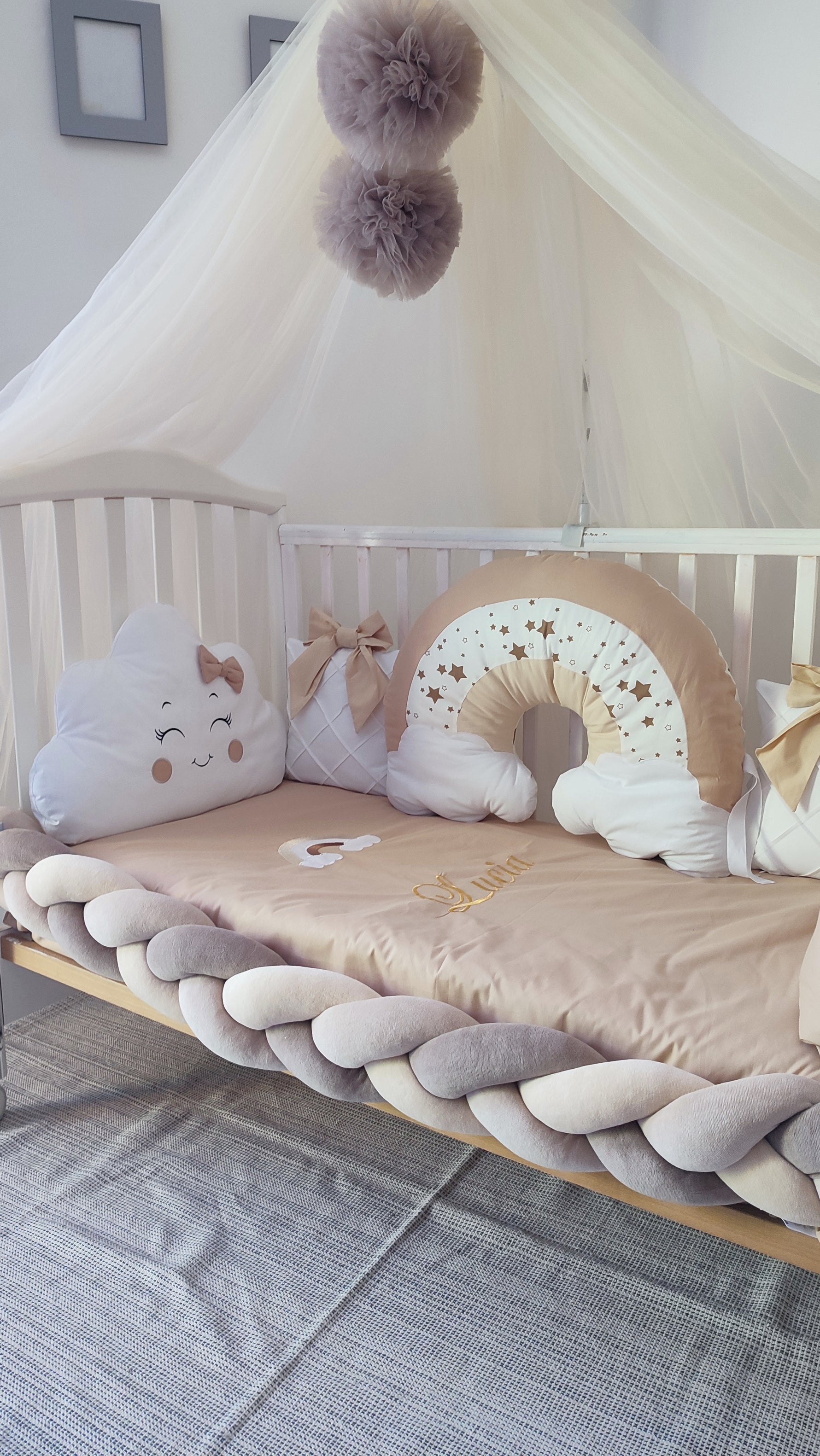 Paracolpi lettino treccia beige e grigio con cuscini arcobaleno stelle nuvola e trapuntato fiocco per culla neonato
