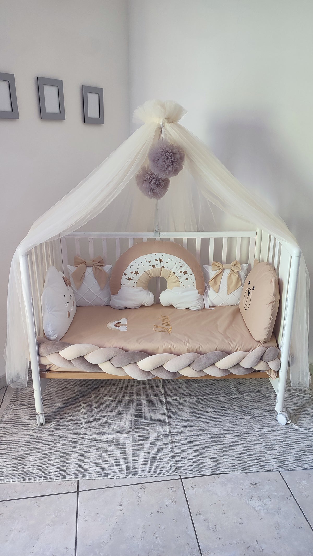 Paracolpi lettino treccia beige tortora con cuscini arcobaleno nuvola e orsetto per culla neonato unisex