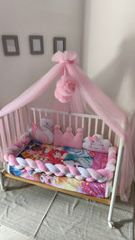 Paracolpi lettino treccia rosa e bianco con cuscini cigno corona personalizzata e nuvola per culla neonata