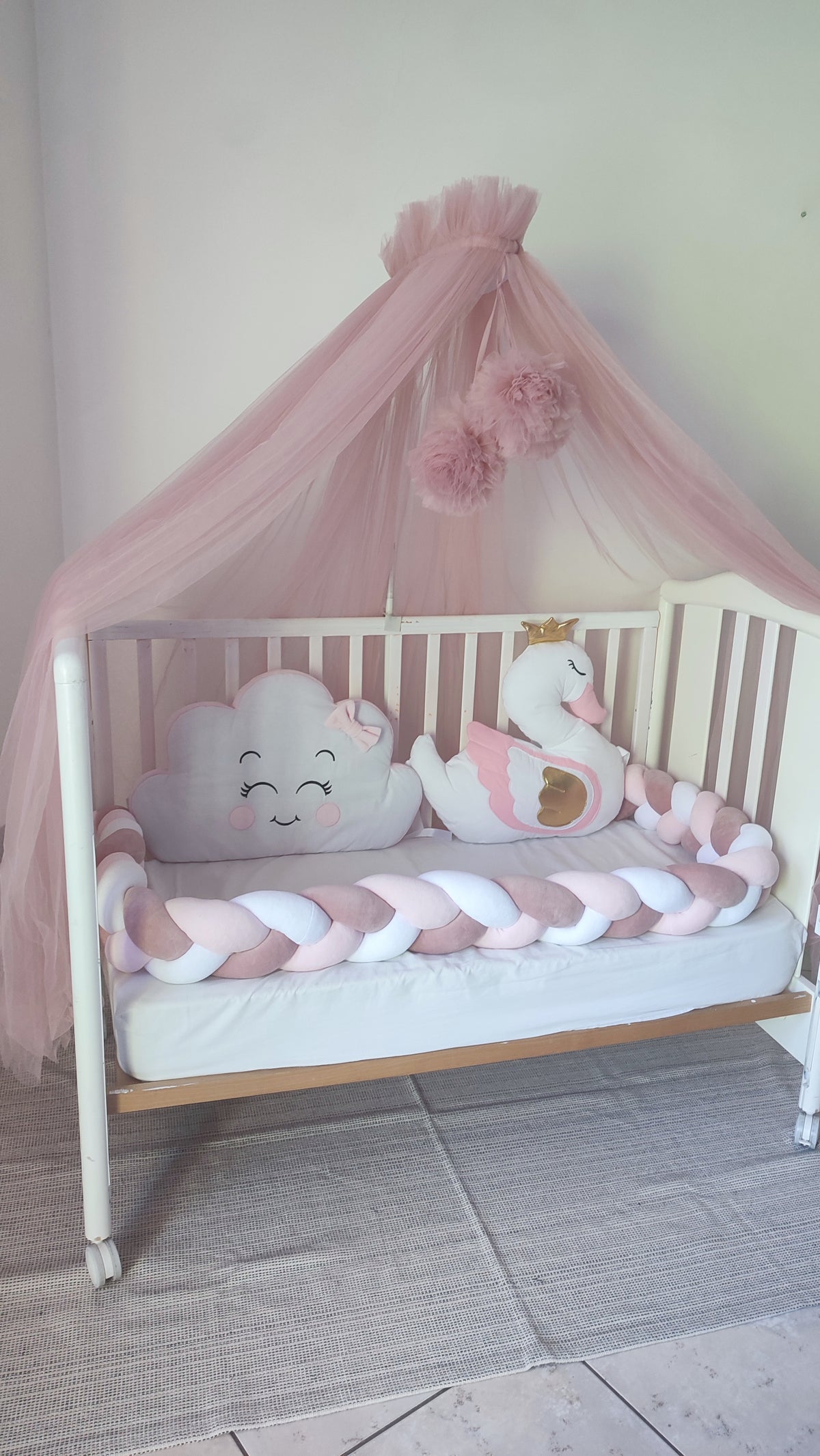 Paracolpi lettino a treccia rosa e bianco con cuscini nuvola e cigno corona per culla neonata
