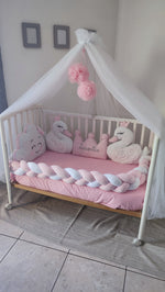 Paracolpi lettino treccia rosa e bianco con due cuscini cigno corona personalizzata e nuvola per culla neonata