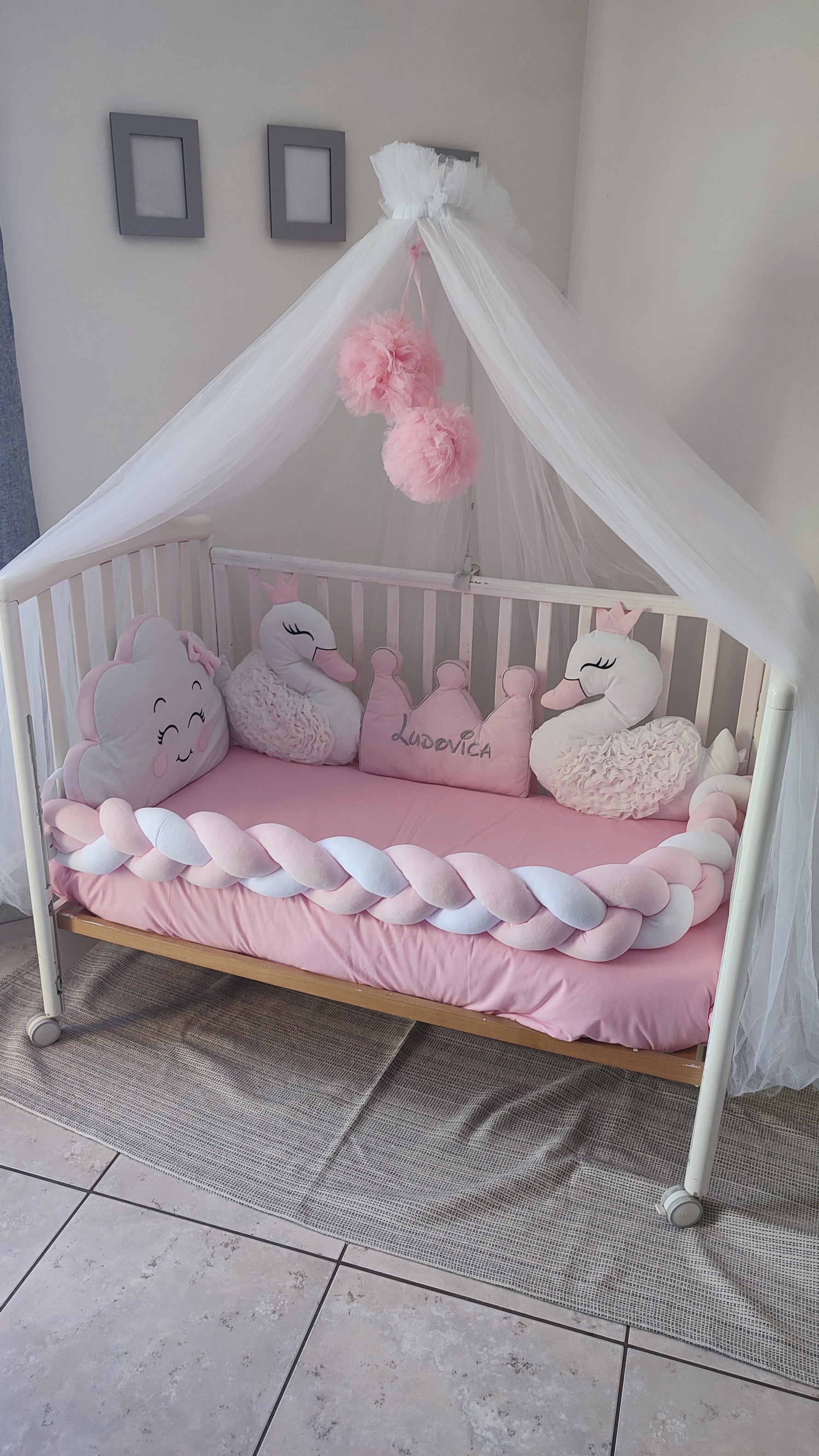 Paracolpi lettino treccia rosa e bianco con due cuscini cigno corona personalizzata e nuvola per culla neonata