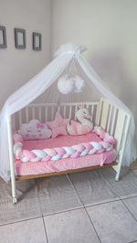 Paracolpi lettino treccia rosa e bianco con cuscini nuvola stella personalizzata e cigno per culla neonata
