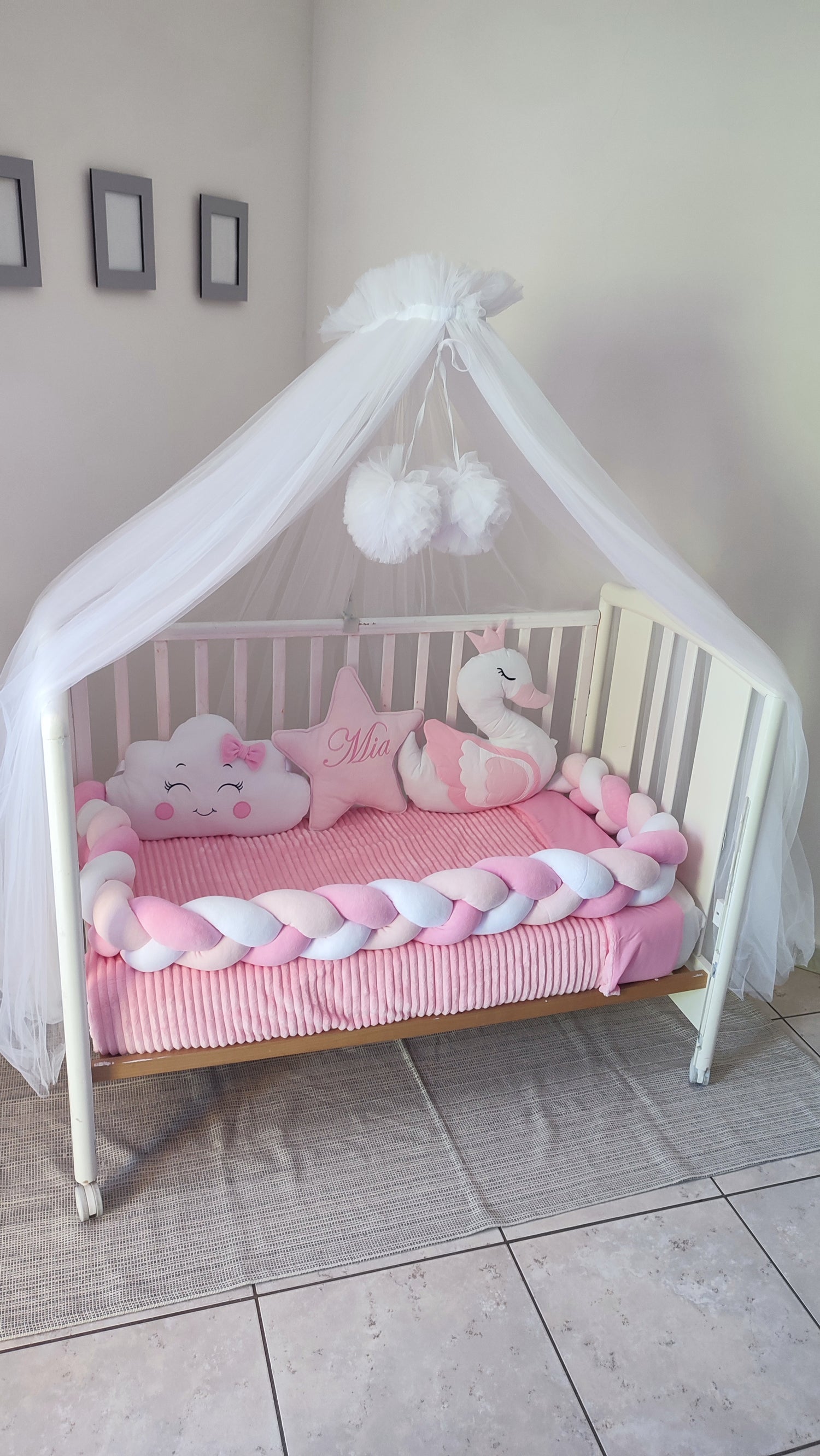Paracolpi lettino treccia rosa e bianco con cuscini nuvola stella personalizzata e cigno per culla neonata