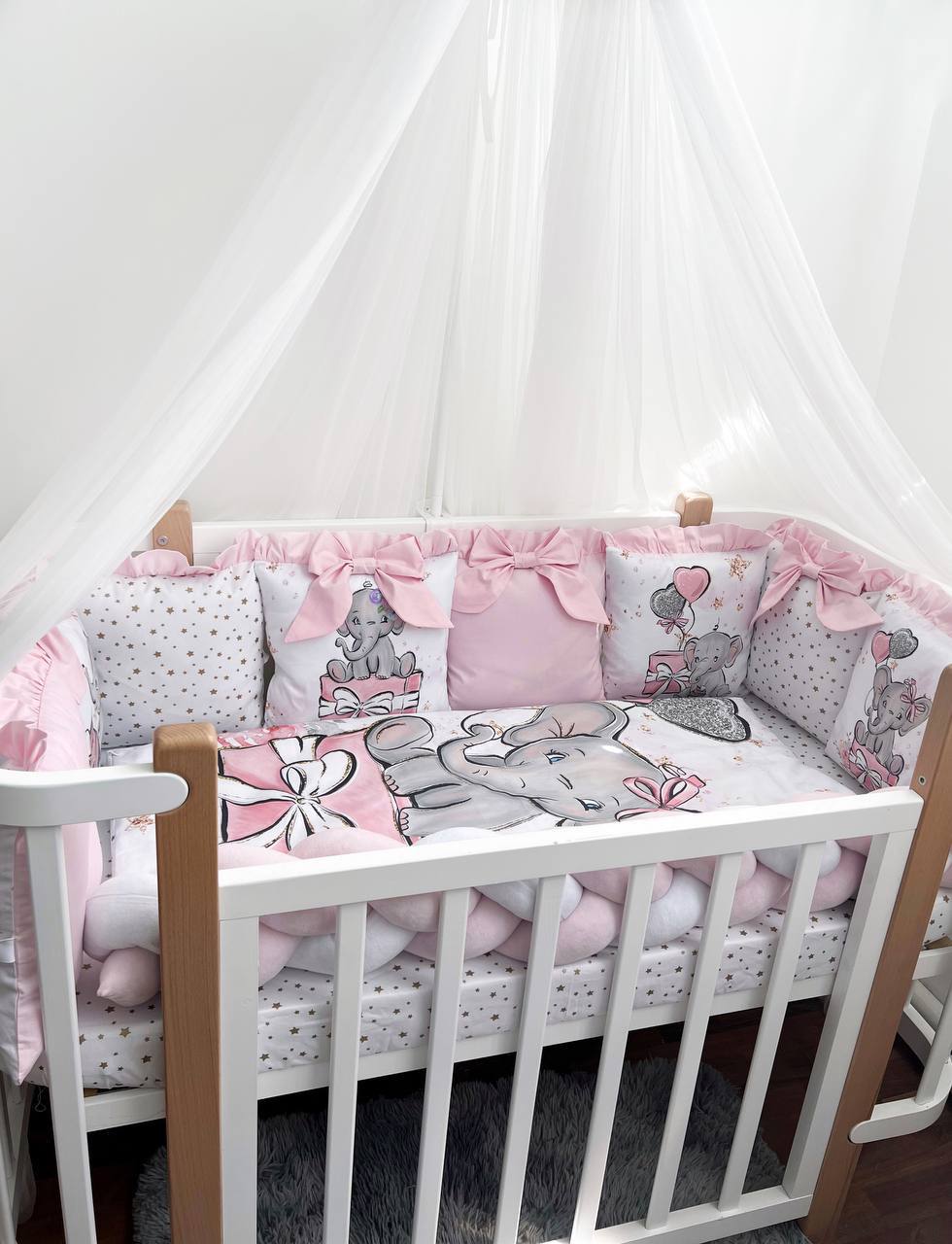 Set paracolpi e cuscini sfoderabili elefantino con fiocchi rosa, corredino lettino neonata sotto baldacchino