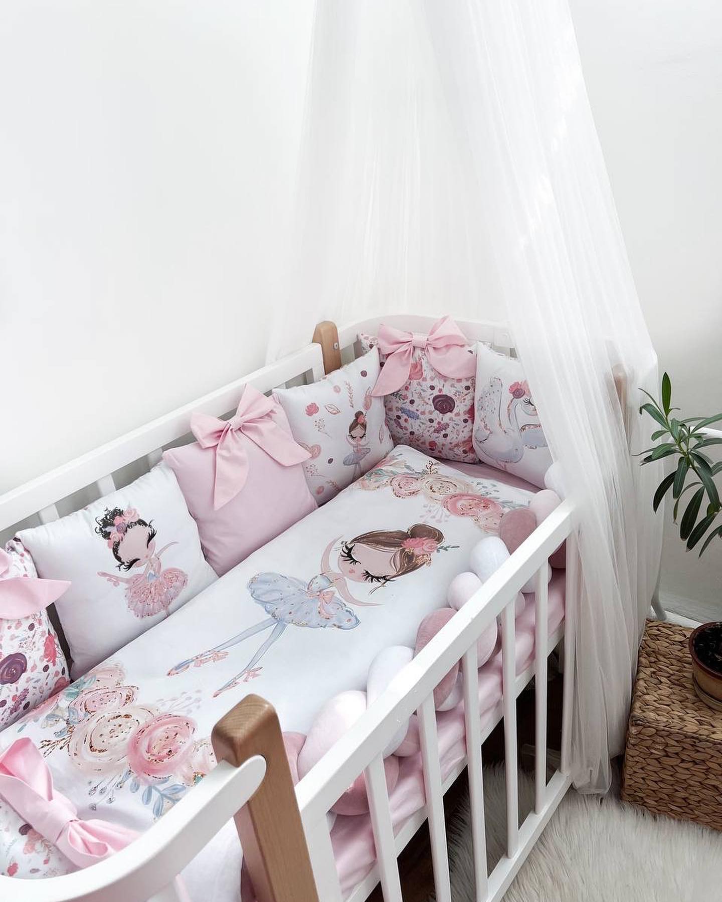 Set paracolpi cuscini sfoderabili lettino neonata, fantasia ballerine floreali rosa, fiocchi rosa, treccia bianco rosa