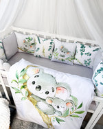 Set paracolpi a treccia e cuscini sfoderabili per lettino, fantasia koala ed eucalipto, con piumone coordinato