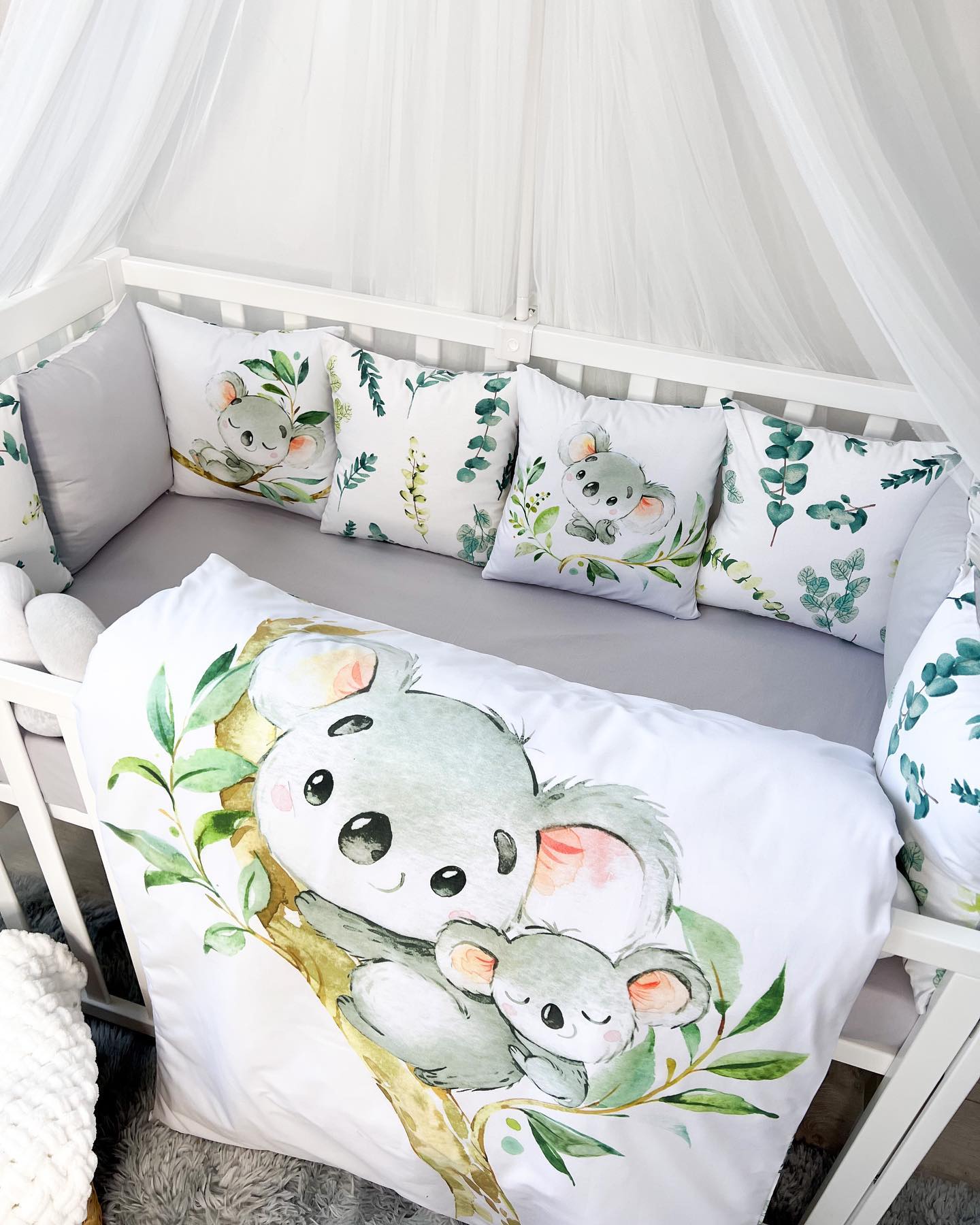 Set paracolpi a treccia e cuscini sfoderabili per lettino, fantasia koala ed eucalipto, con piumone coordinato