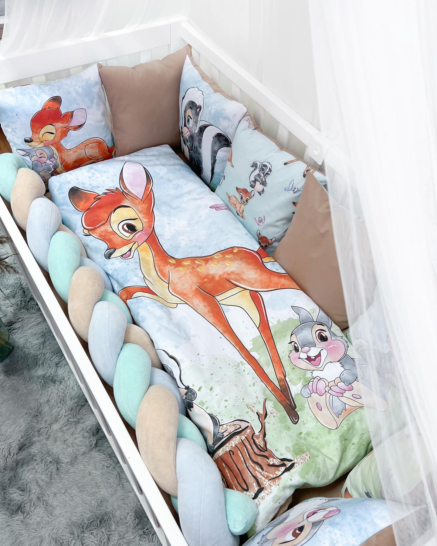 Set paracolpi lettino neonato con cuscini sfoderabili di Bambi e Tamburino abbinati a treccia colorata