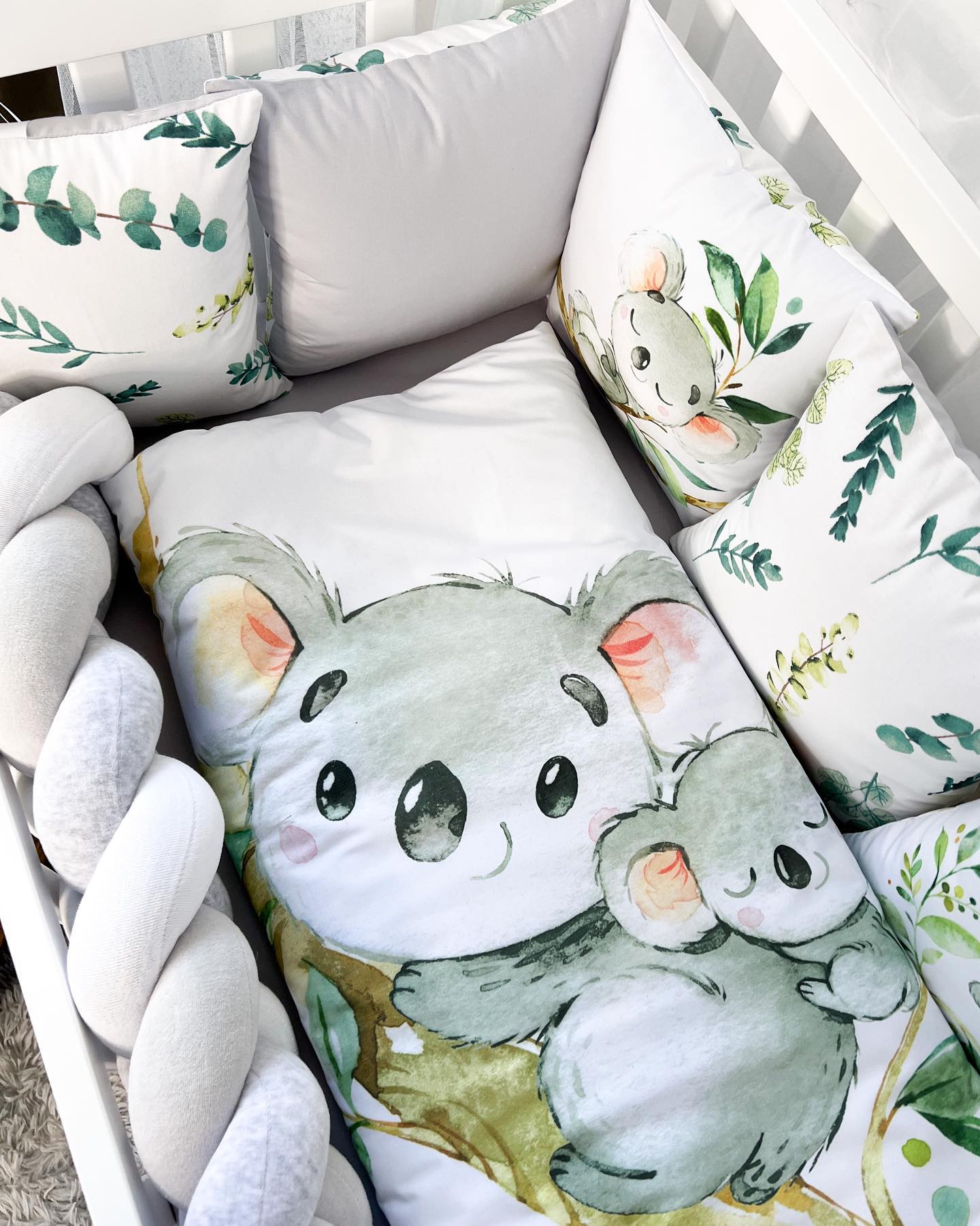 Dettaglio set paracolpi cuscini lettino neonato, koala mamma e cucciolo acquerello con eucalipto verde, treccia grigio bianco