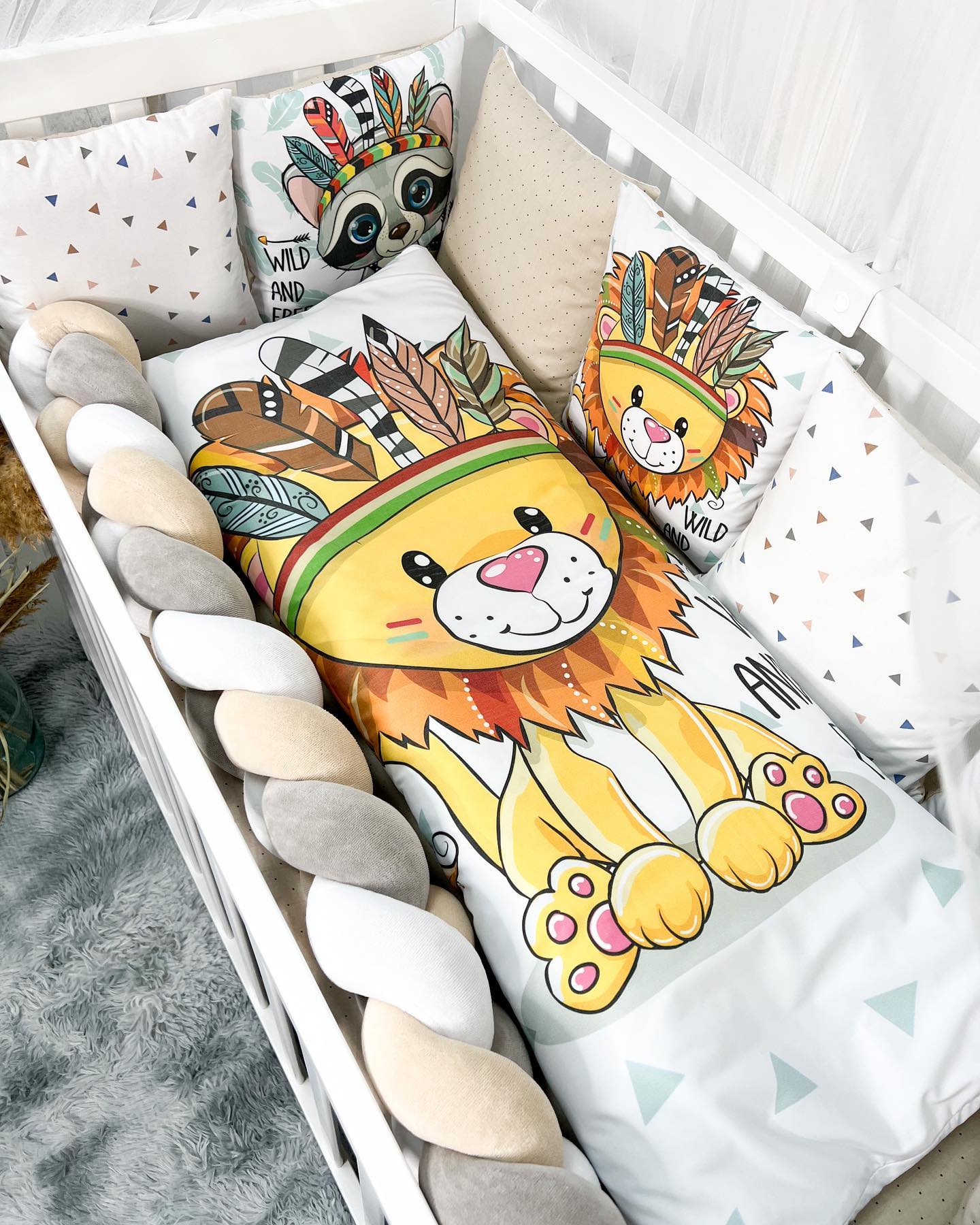 Set paracolpi treccia lettino neonato beige grigio bianco, cuscini leone e procione tribale colorato, sfoderabili