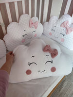Paracolpi lettino a cuscini nuvola bianchi in tessuto minky e liscio con viso ricamato e fiocchetti rosa per neonata.
