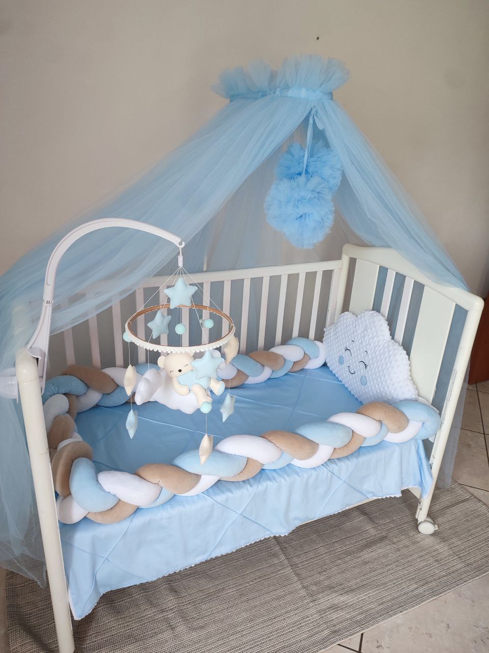 Paracolpi treccia maschio azzurro beige bianco – cuscino nuvola minky bouclé bianco, coperta azzurra, mobile orsetto