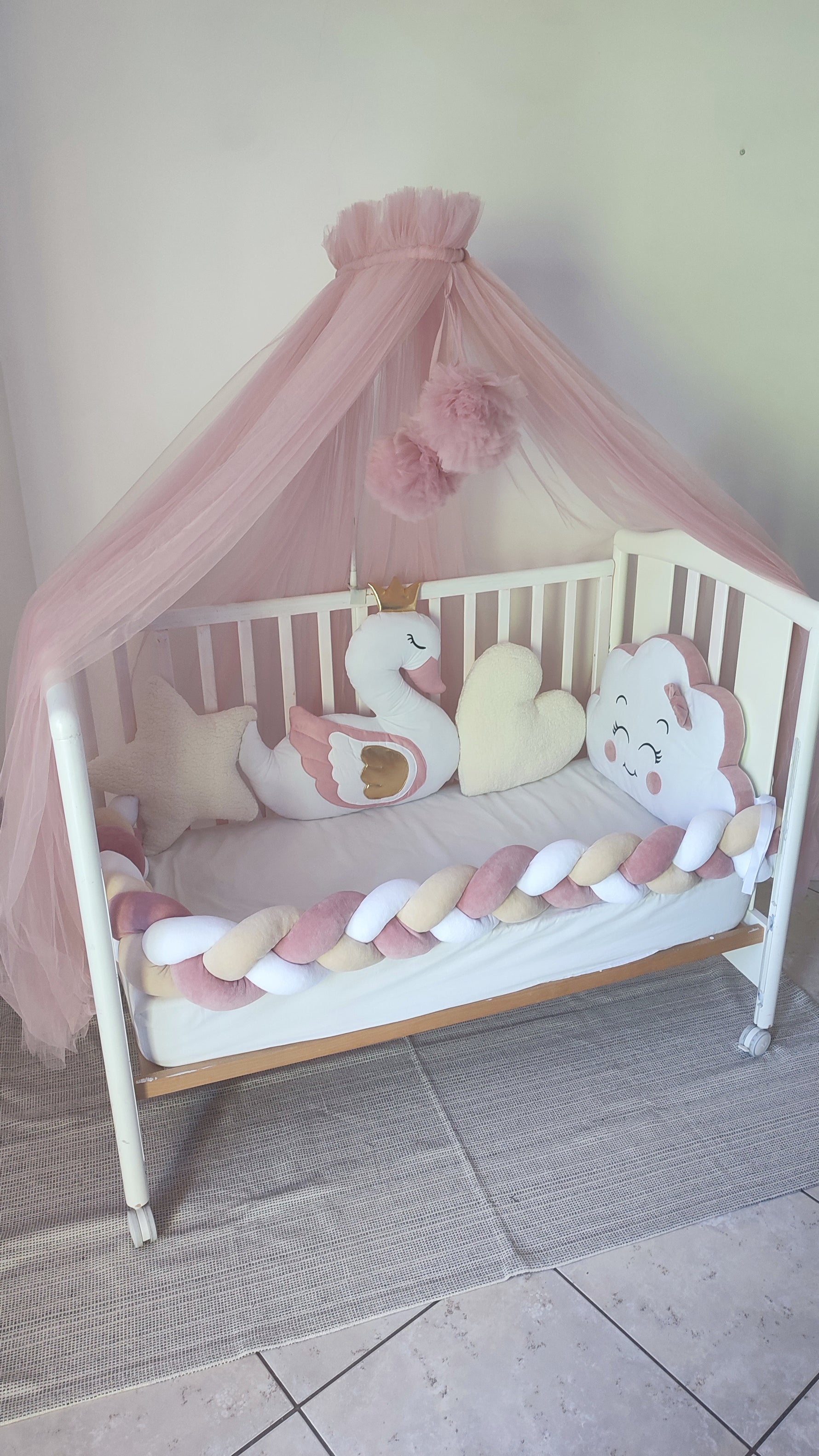Paracolpi lettino a treccia rosa con cuscini cigno, stella, cuore e nuvola per culla neonata