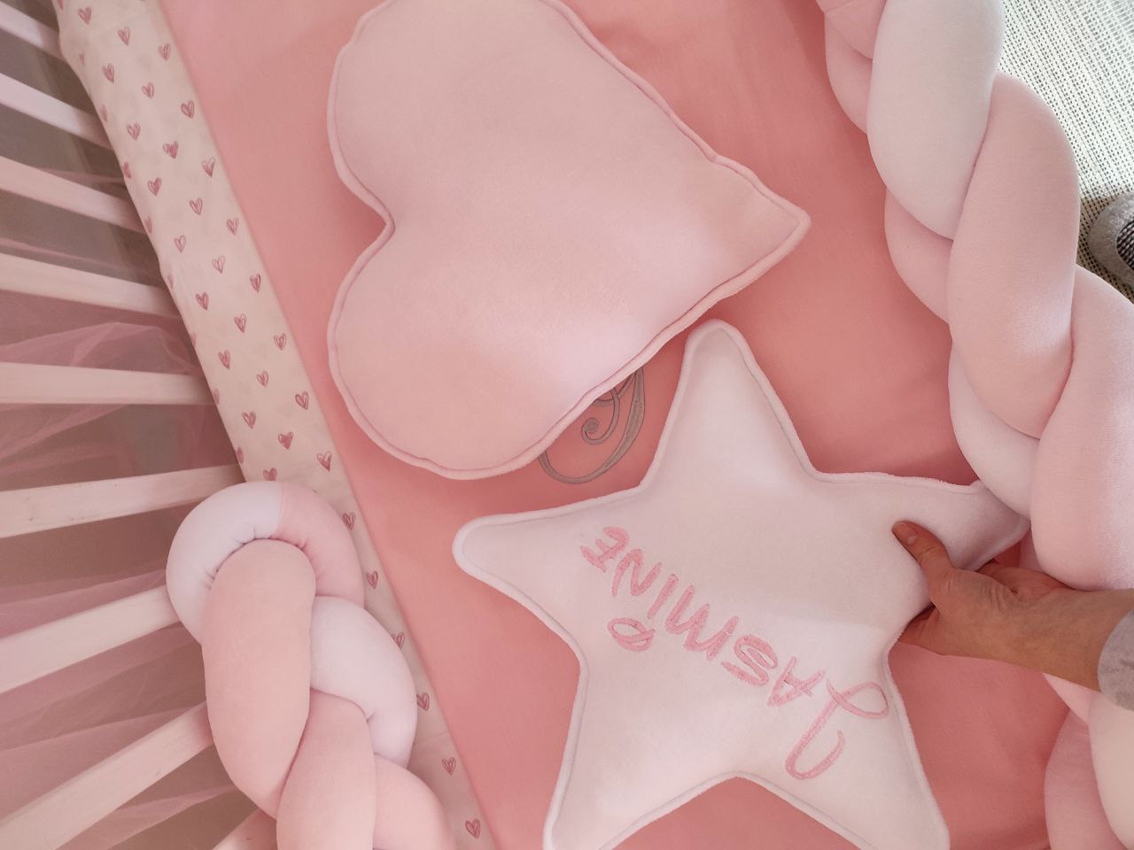 Paracolpi lettino a treccia tricolore rosa con lenzuolo a cuoricini cuscino cuore e stella con nome ricamato