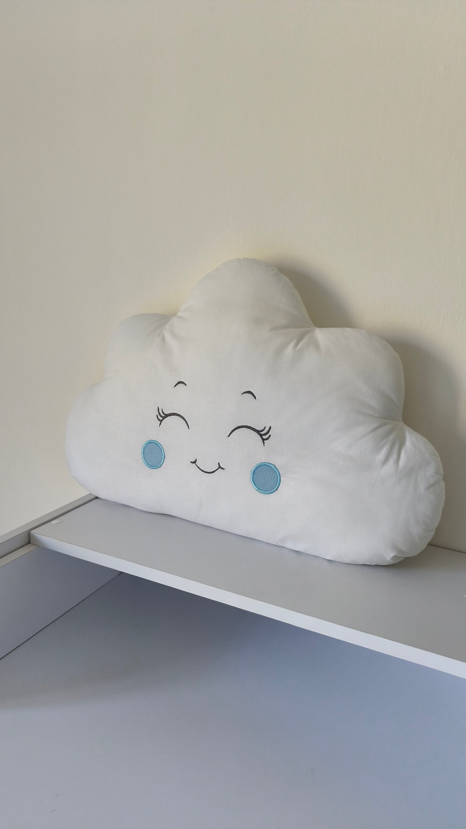 Cuscino decorativo a nuvola per cameretta bimbo, ideale come paracolpi per lettino o culla neonato.