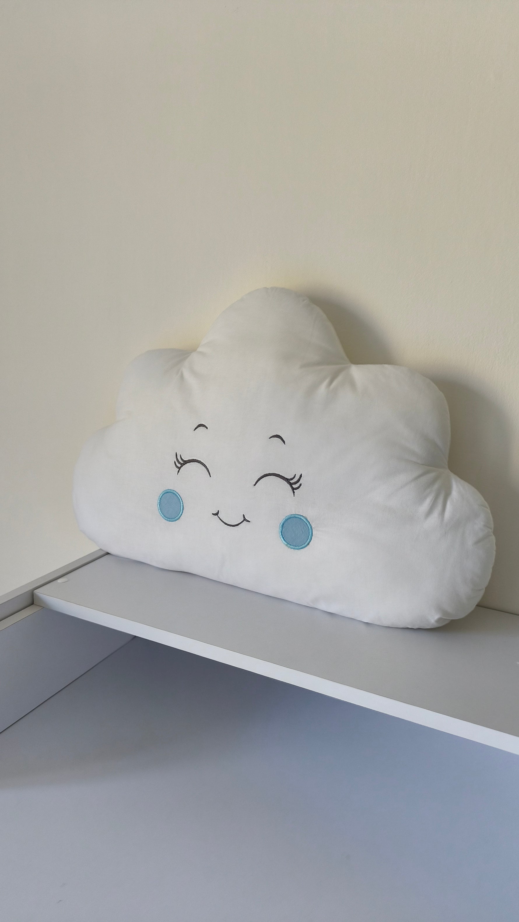 Cuscino decorativo a nuvola per cameretta bimbo, ideale come paracolpi per lettino o culla neonato.