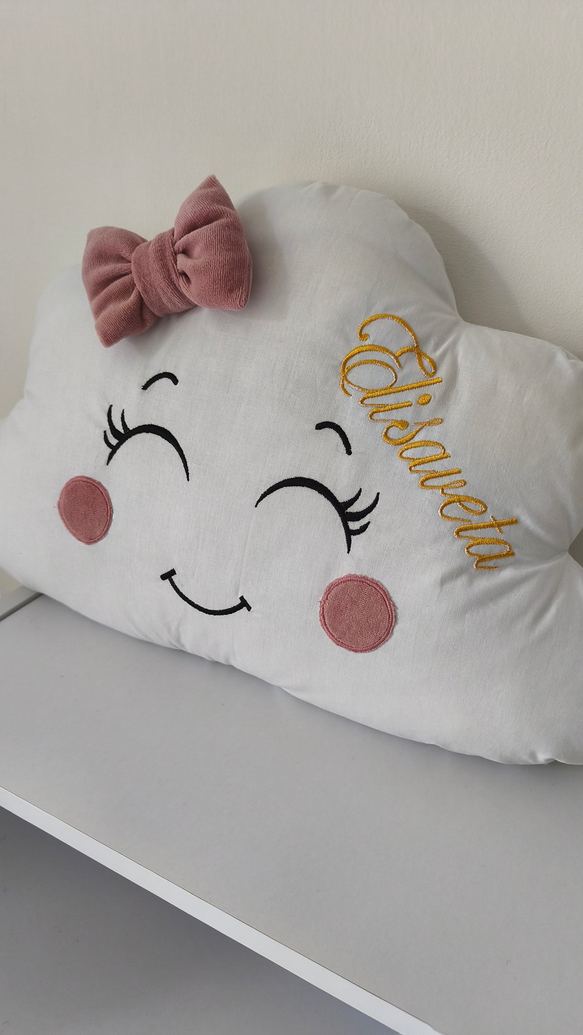 Cuscino a forma di nuvoletta personalizzabile con ricamo del nome, ideale come paracolpi e decoro culla neonata.