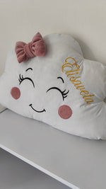 Cuscino a forma di nuvoletta personalizzabile con ricamo del nome, ideale come paracolpi e decoro culla neonata.