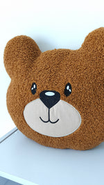 Cuscino decorativo orsetto peluche marrone con musetto ricamato, ideale per completare il set culla di un bambino.