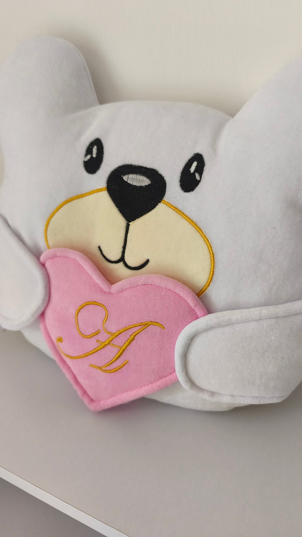 Cuscino decorativo orso bianco con cuore rosa e lettera personalizzabile, perfetto come regalo di nascita per bambina.