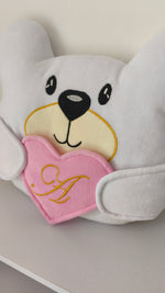 Cuscino decorativo orso bianco con cuore rosa e lettera personalizzabile, perfetto come regalo di nascita per bambina.