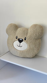 Cuscino a forma di orso color sabbia effetto peluche, ideale come arredo neutro per la cameretta dei bambini.