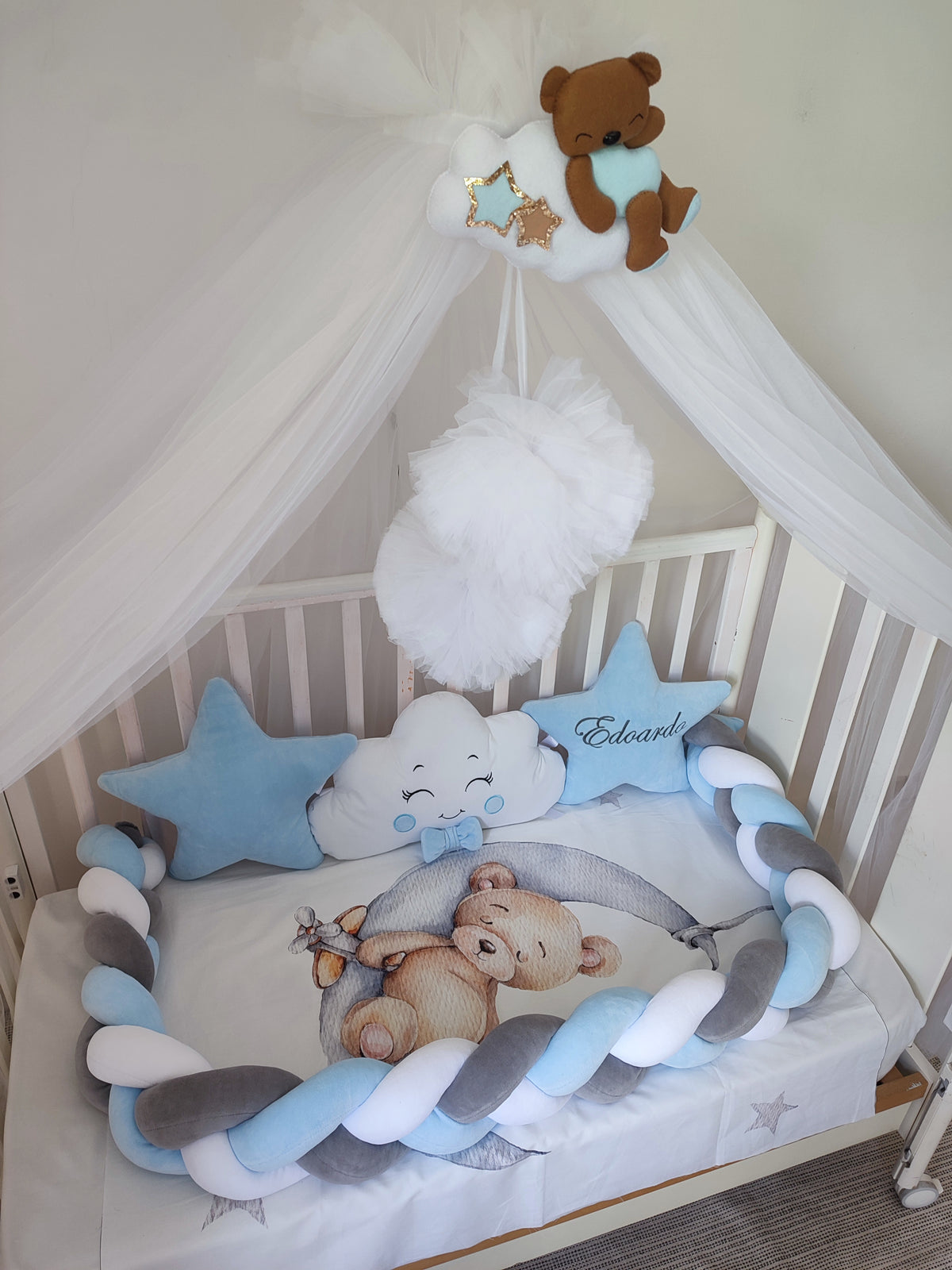 Paracolpi lettino treccia azzurro grigio bianco con cuscini due stelle e nuvola con nome ricamato per neonato