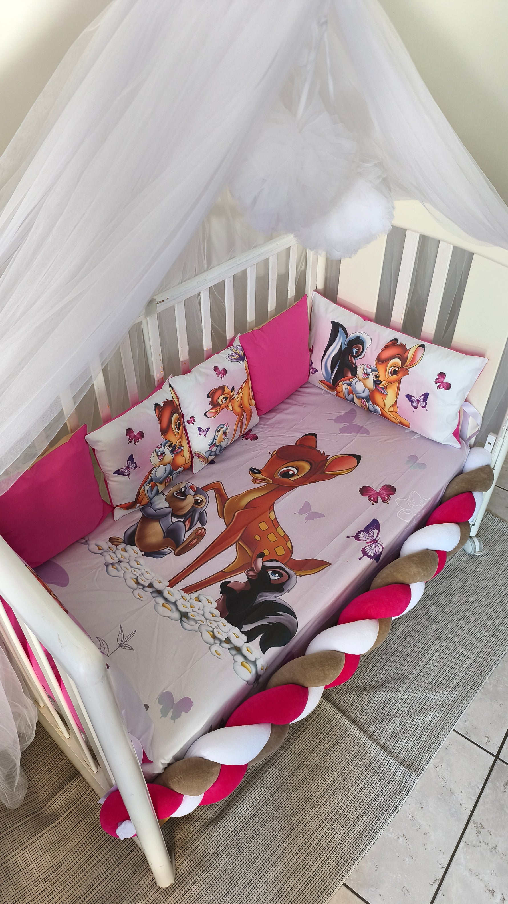 Set paracolpi treccia lettino Bambi Disney con cuscini sfoderabili fucsia e velo. Paracolpi culla treccia completo bimba