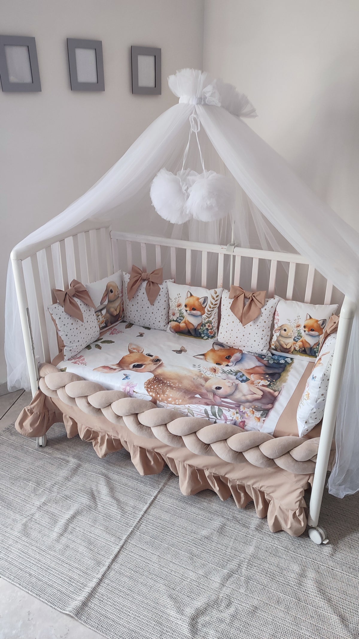 Paracolpi lettino a treccia beige con cuscini a fiocco, stampa animaletti del bosco e copertina coordinata neonato
