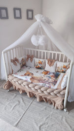 Paracolpi lettino a treccia beige con cuscini a fiocco, stampa animaletti del bosco e copertina coordinata neonato