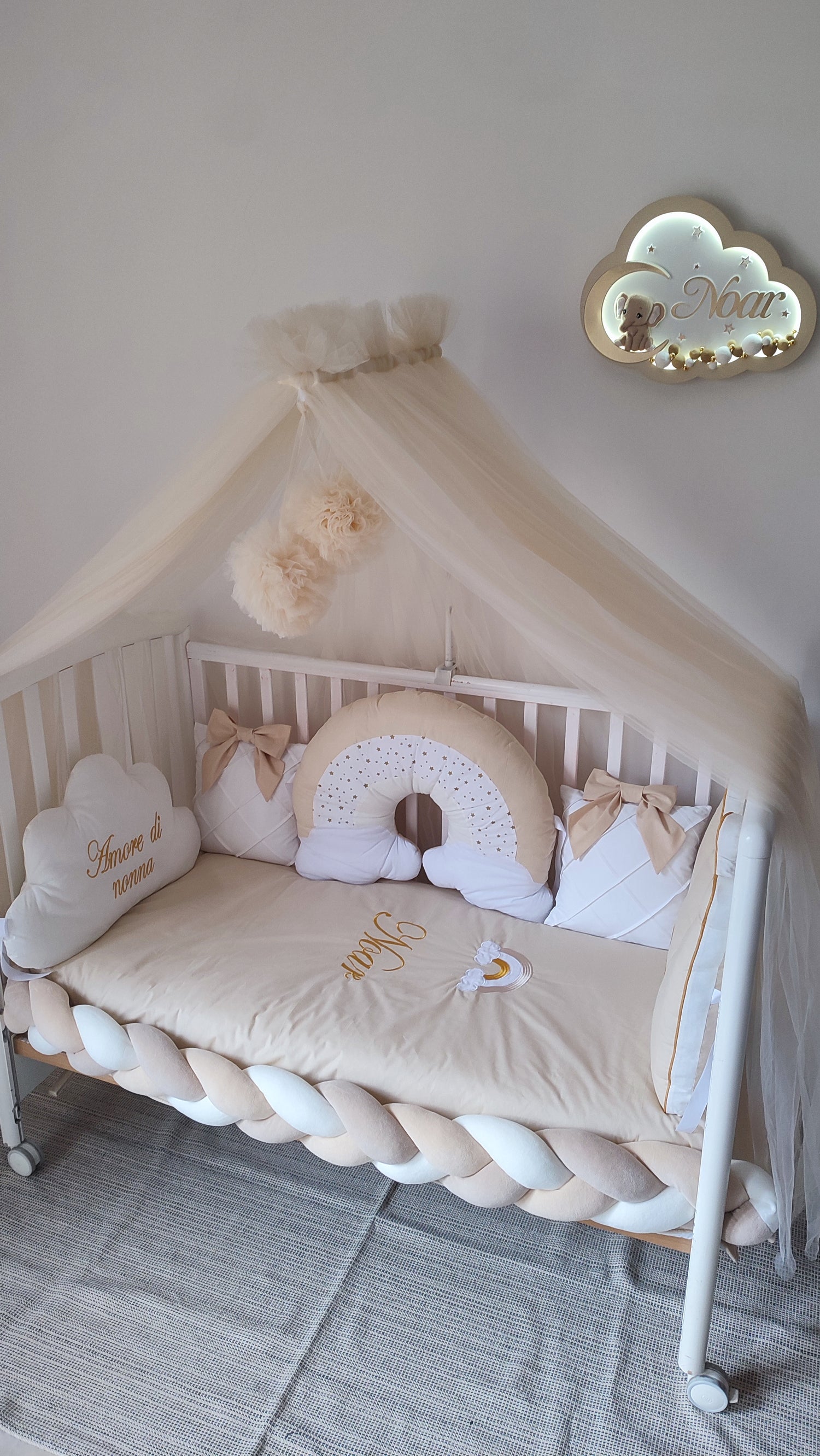Paracolpi lettino neonato a treccia beige champagne e bianco con cuscini arcobaleno, corona con fiocco, nuvola