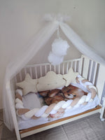 Paracolpi lettino treccia bianco beige con due cuscini stella e nuvola bouclé panna cameretta