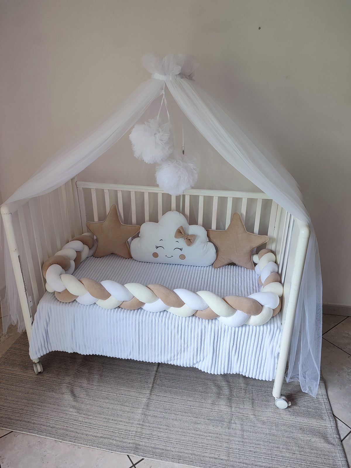 Paracolpi lettino treccia bianco beige con due cuscini stella e nuvola fiocco cameretta neonato