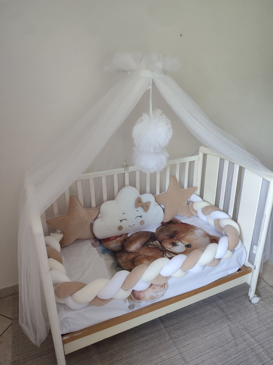 Paracolpi lettino treccia bianco panna con due cuscini stella beige e nuvola con fiocco cameretta