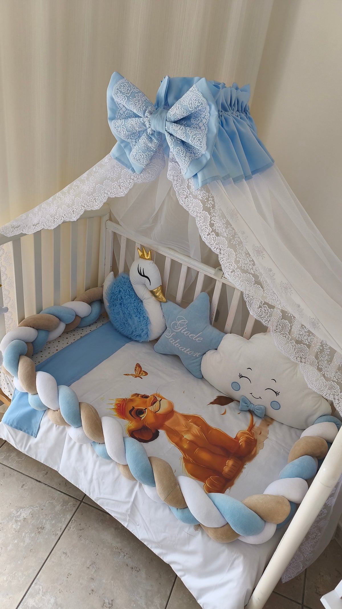 Paracolpi lettino treccia celeste bianco e beige con cuscini cigno azzurro corona dorata nuvola fiocco e stella nome ricamato neonato