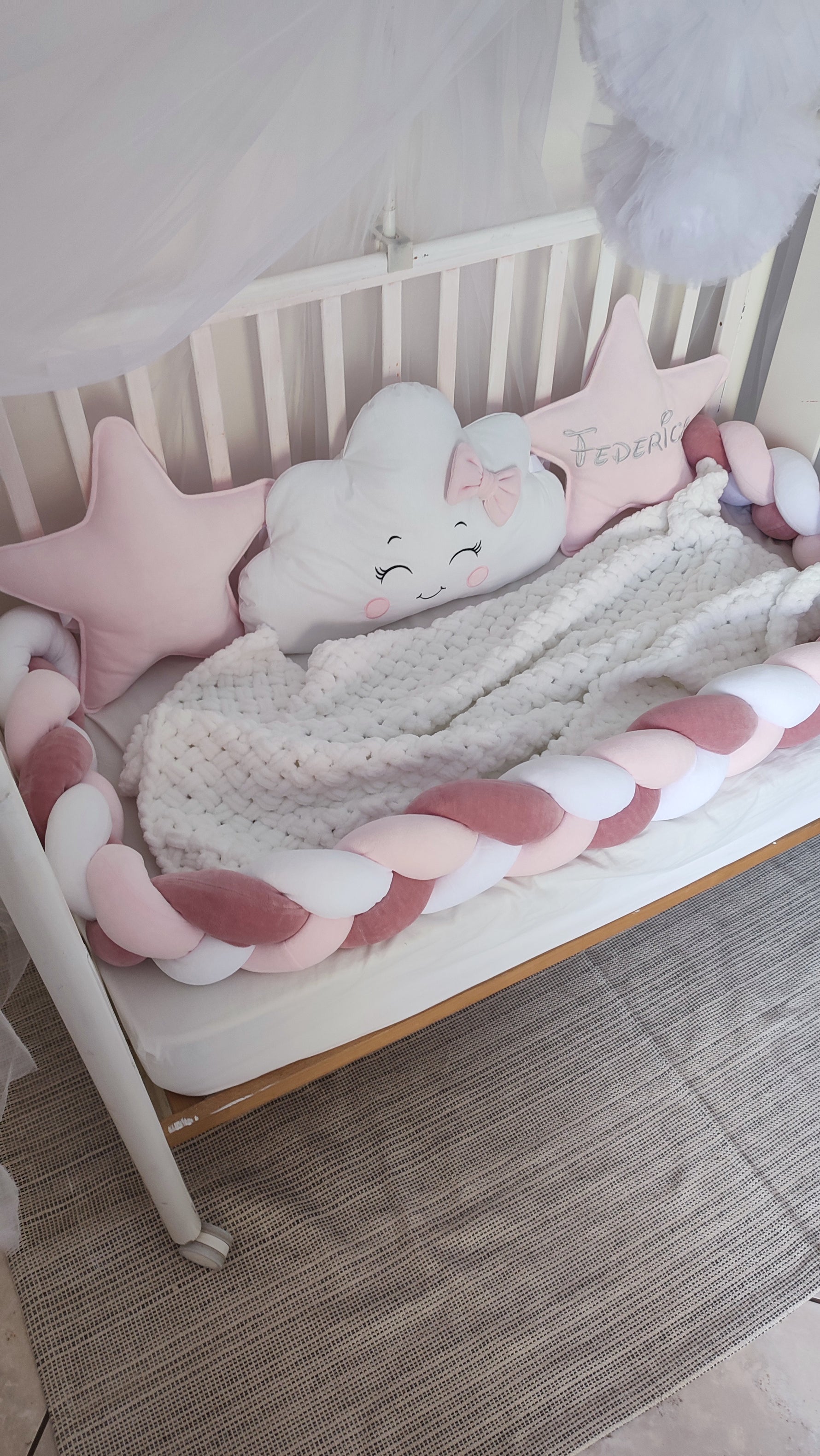 Lettino neonata con paracolpi treccia rosa antico e bianco, cuscini stella personalizzati e nuvola con fiocco