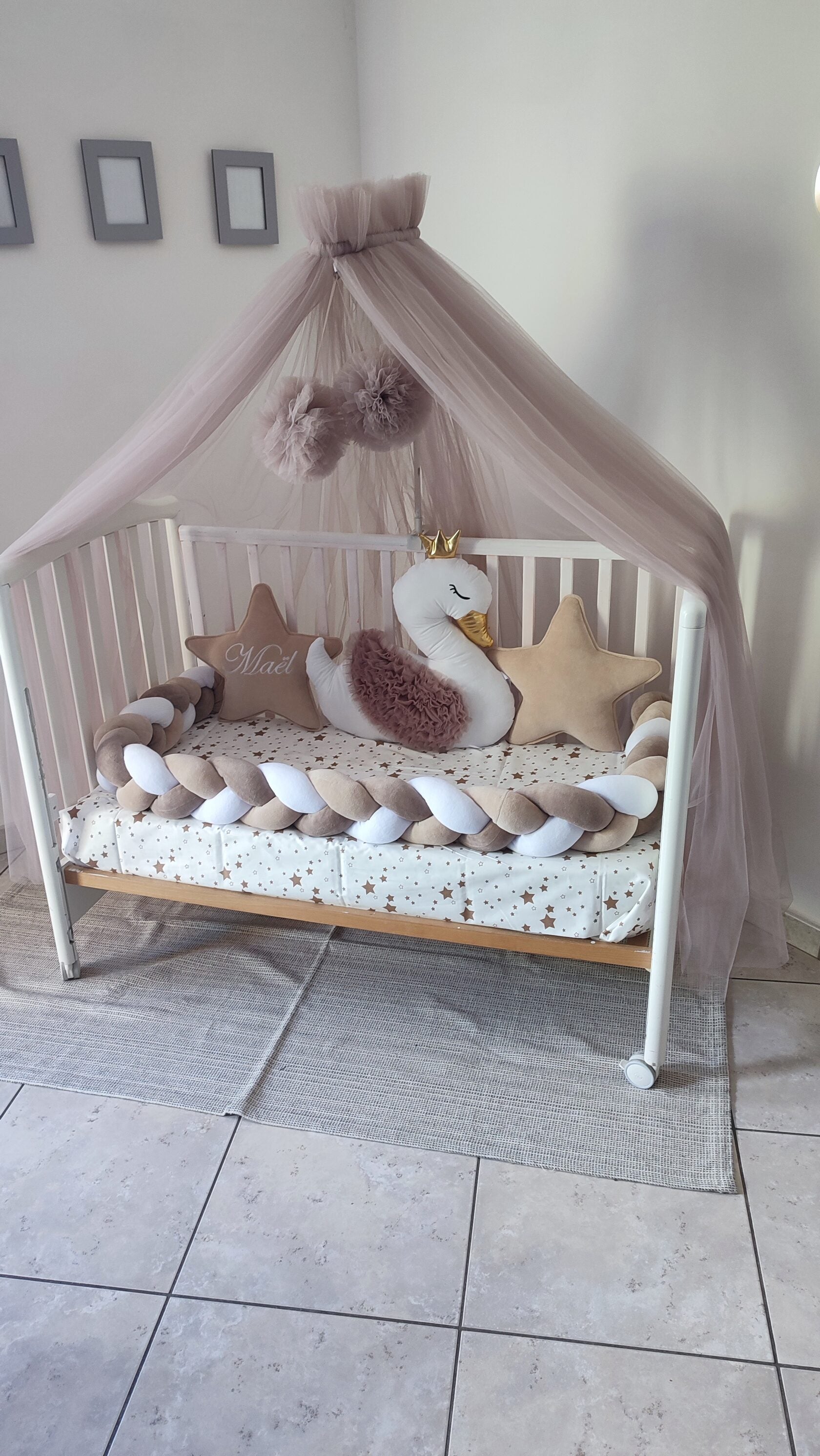Paracolpi treccia culla beige tortora e bianco con cigno corona, stelle personalizzate con nome, baldacchino tulle