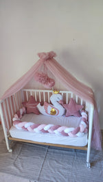Paracolpi treccia culla neonata rosa antico e bianco con cuscino cigno, stelle personalizzate con nome e baldacchino in tulle