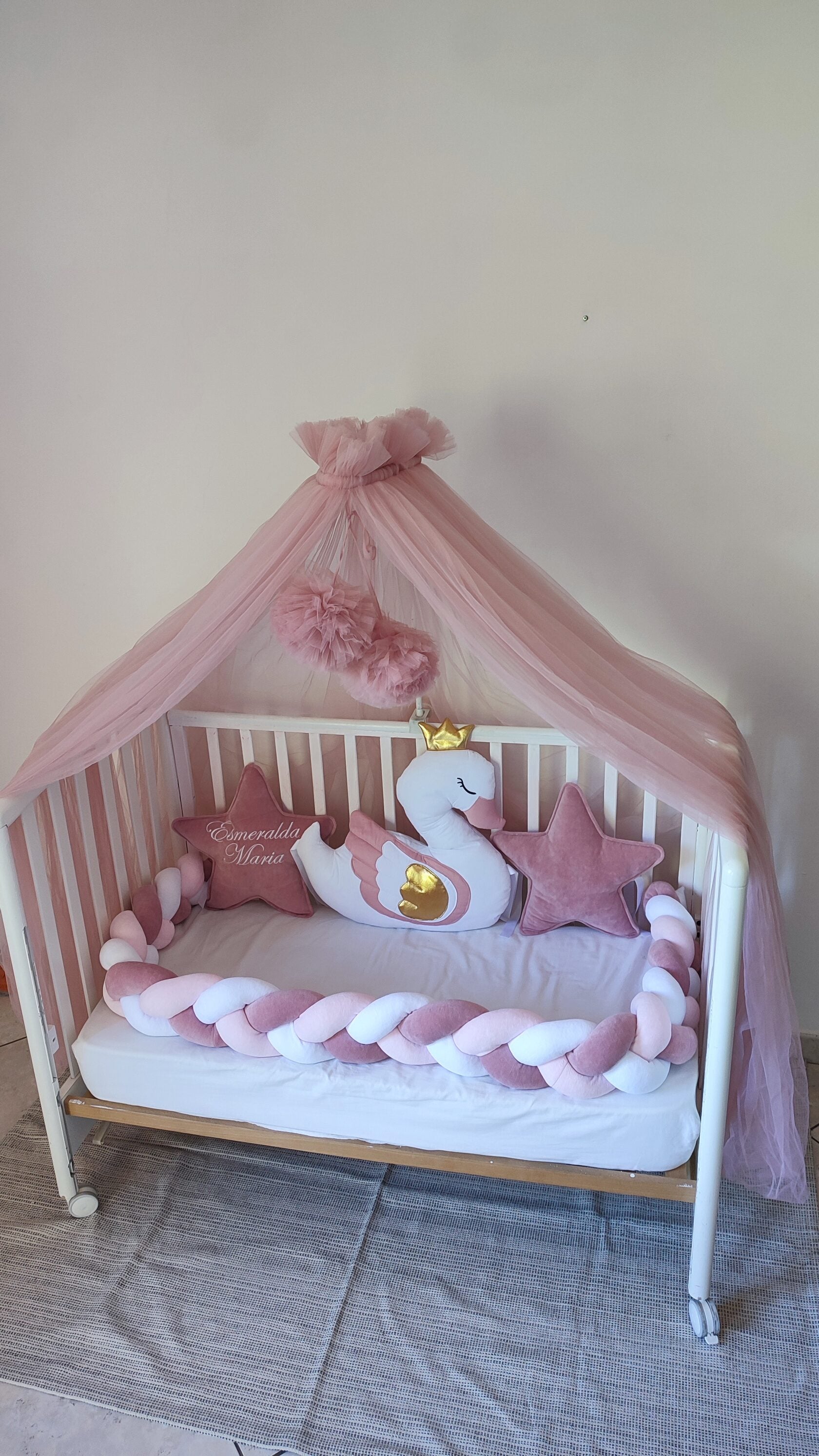 Paracolpi treccia culla neonata rosa antico e bianco con cuscino cigno, stelle personalizzate con nome e baldacchino in tulle