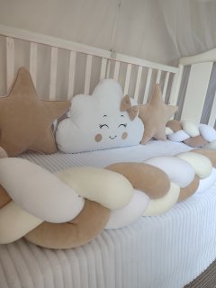 Paracolpi lettino treccia bianco beige con due cuscini stella e nuvola fiocco cameretta neonato
