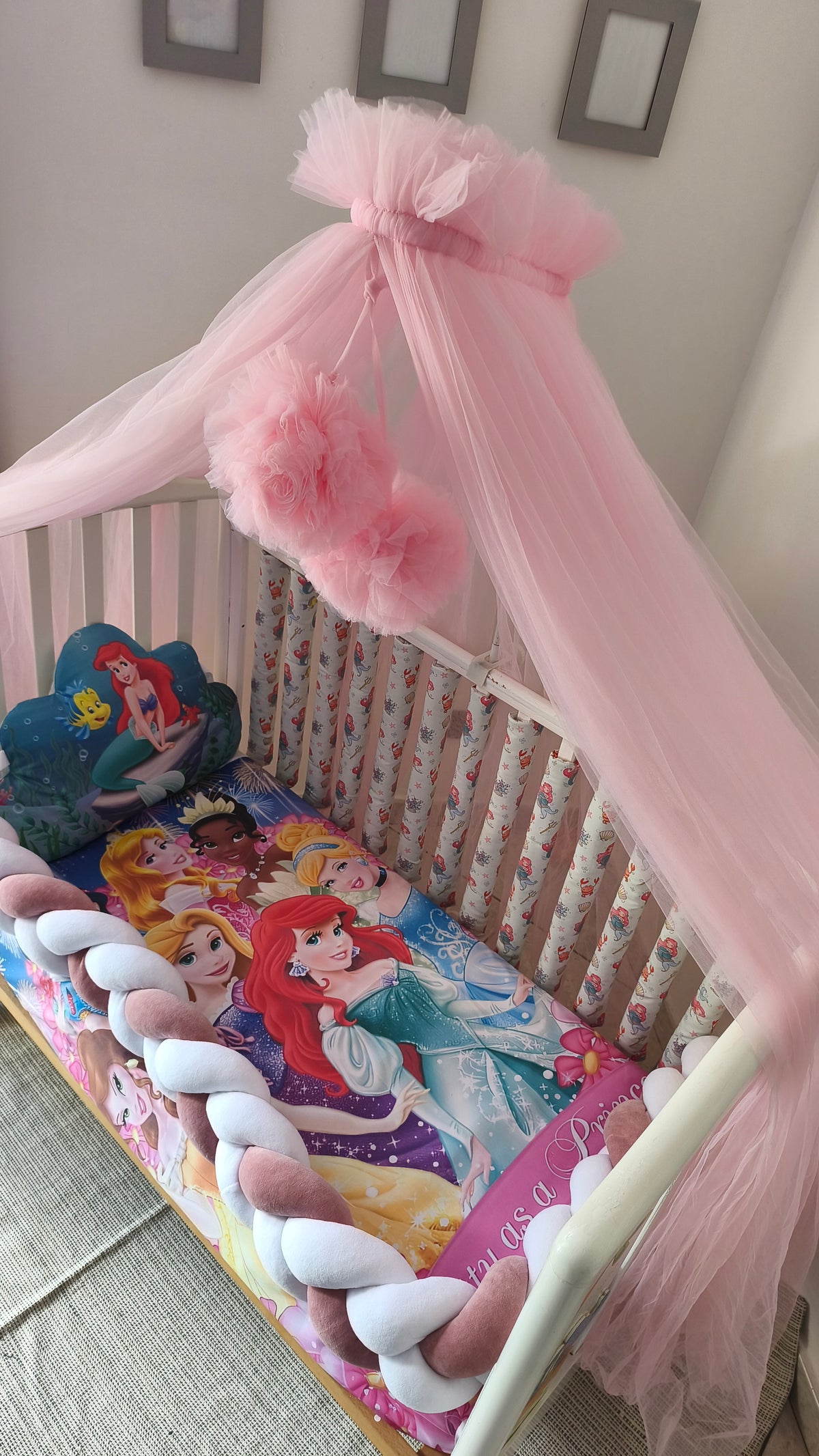 Lettino neonata con paracolpi a treccia bianco rosa e baldacchino in tulle rosa cipria, stile principessa 