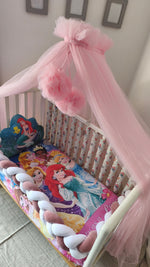 Lettino neonata con paracolpi a treccia bianco rosa e baldacchino in tulle rosa cipria, stile principessa 