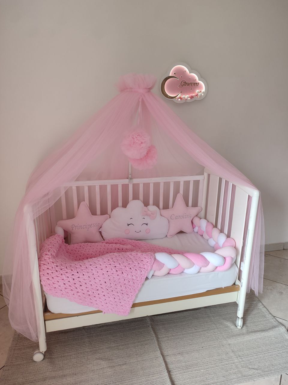 Paracolpi treccia lettino neonata rosa cipria e bianco – cuscini nuvola e stelle ricamati