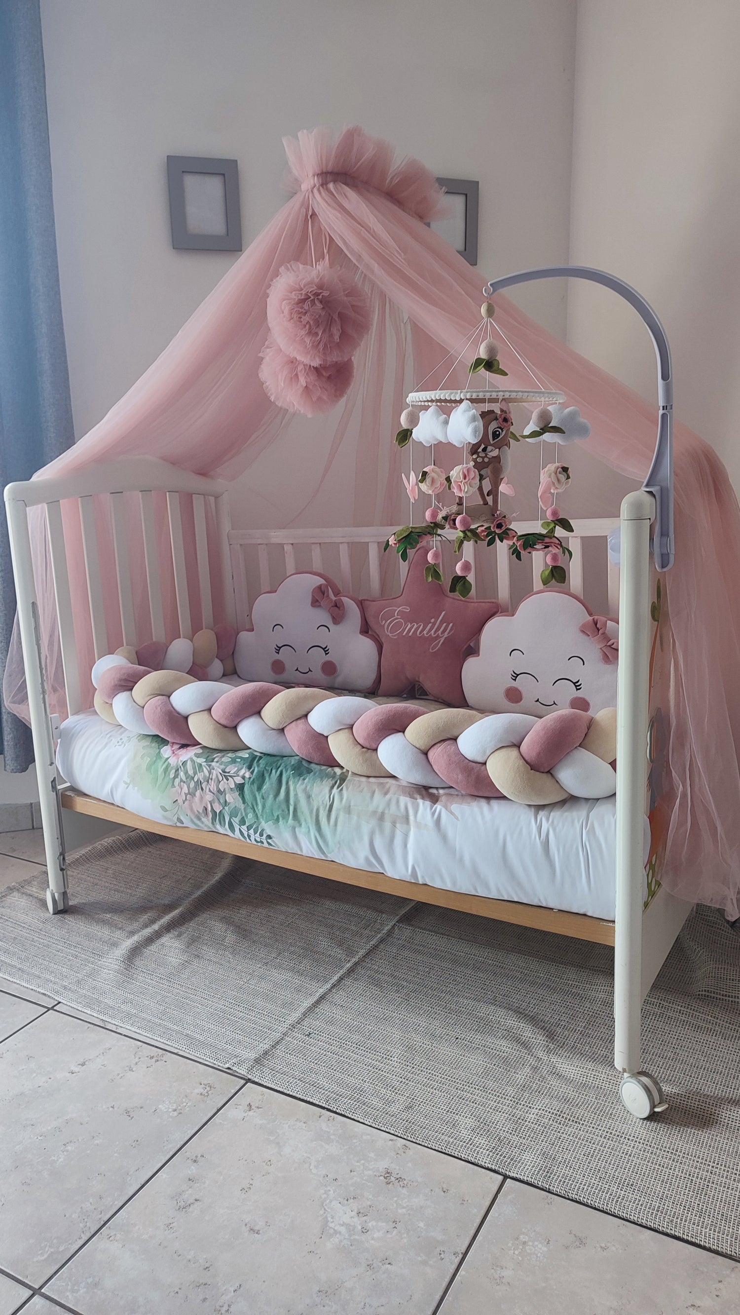 Paracolpi a treccia rosa e bianco per lettino neonato con cuscini a forma di nuvola e stella personalizzata
