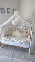 Paracolpi per lettino a treccia nei colori bianco e beige, completo di cuscini a forma di nuvola e stella personalizzati per neonato.