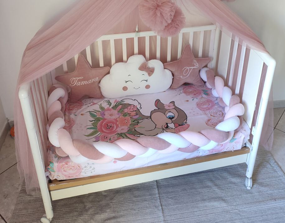 Paracolpi treccia lettino neonata rosa antico e bianco – coperta cerbiatto floreale, cuscini stella nuvola nome