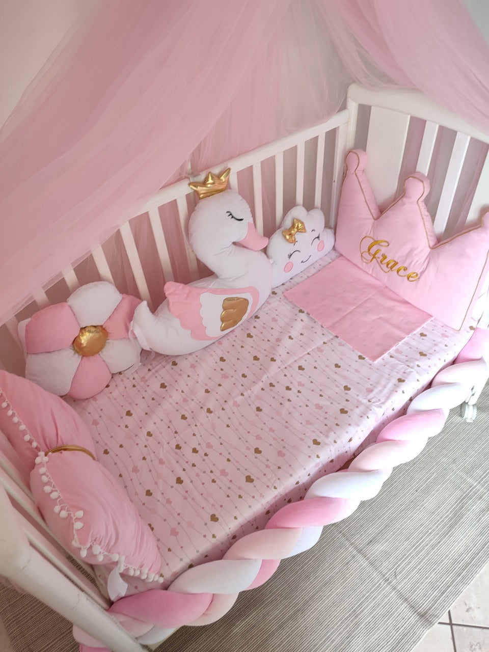 Paracolpi treccia lettino neonata rosa cipria e bianco – cuscini cigno corona oro, fiore e nuvola velluto, cuori dorati