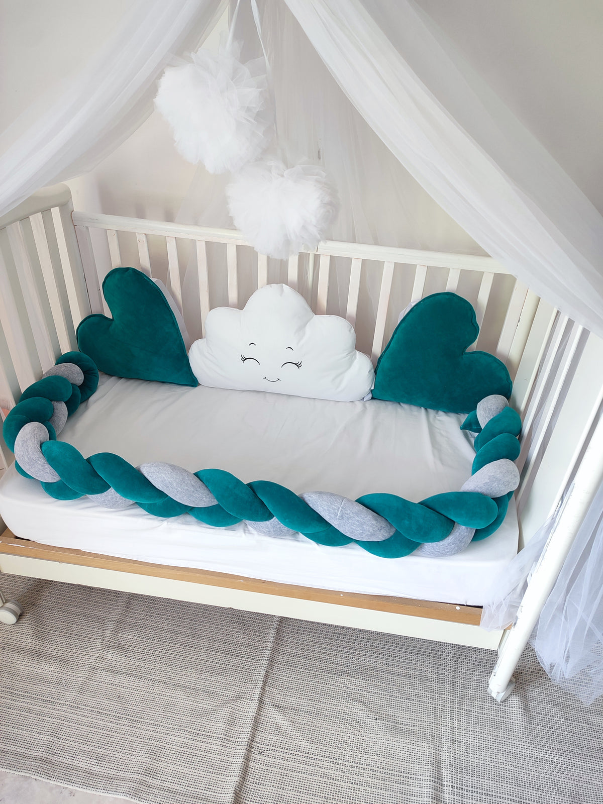 Paracolpi treccia lettino neonato verde petrolio e grigio – cuscini cuore velluto verde, nuvola bianca e baldacchino tulle bianco